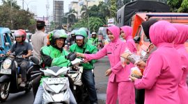 Ketua Bhayangkari Cabang Metro Depok, Neeva Abdul Waras mengatakan kegiatan berbagi takjil merupakan bentuk kepedulian kepada masyarakat, terutama mereka yang masih berada di jalan saat waktu berbuka tiba (Humas PMJ)