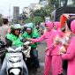 Ketua Bhayangkari Cabang Metro Depok, Neeva Abdul Waras mengatakan kegiatan berbagi takjil merupakan bentuk kepedulian kepada masyarakat, terutama mereka yang masih berada di jalan saat waktu berbuka tiba (Humas PMJ)