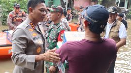 Kapolres Metro Depok Kombes Pol. Abdul Waras menyerahkan bantuan kepada warga terdampak banjir (Humas PMJ)