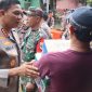 Kapolres Metro Depok Kombes Pol. Abdul Waras menyerahkan bantuan kepada warga terdampak banjir (Humas PMJ)