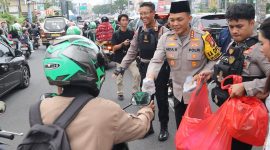 Kapolres Metro Depok, Kombes Pol Abdul Waras saat membagikan takjil kepada para pengendara. Foto : Dokumen Polres Depok

