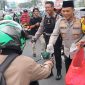 Kapolres Metro Depok, Kombes Pol Abdul Waras saat membagikan takjil kepada para pengendara. Foto : Dokumen Polres Depok

