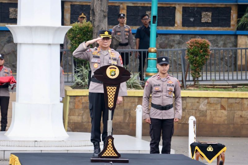 Direktur Pembinaan Masyarakat (Dirbinmas) Polda Metro Jaya, Kombes Pol Harri Muharram Firmansyah mewakili Kapolda Metro Jaya Irjen Pol Karyoto, memimpin upacara Hari Kesadaran Nasional di Lapangan Presisi Ditlantas Polda Metro Jaya, Senin (17/3/2025). 