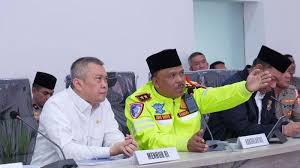 Kakorlantas Irjen Agus Suryonugroho bersama Menteri Perhubungan Dudy Purwagandhi meninjau Posko Pengamanan Terpadu Korlantas Polri (Command Center ) di Km 29 Tol Jakarta Cikampek, Sabtu (22/3/2025). 