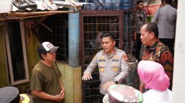 Kapolda Metro Jaya Irjen Pol Karyoto menyapa warga terdampak banjir akibat luapan Kali Ciliwung di wilayah Kecamatan Pancoran, Jakarta Selatan, pada Kamis (6/3/2025). (Humas PMJ)