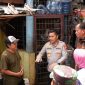 Kapolda Metro Jaya Irjen Pol Karyoto menyapa warga terdampak banjir akibat luapan Kali Ciliwung di wilayah Kecamatan Pancoran, Jakarta Selatan, pada Kamis (6/3/2025). (Humas PMJ)