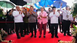 Kapolri Jenderal Pol Listyo Sigit Prabowo bersama Menteri Pendidikan Dasar Menengah Abdul Mu’ti, Kepala Badan Gizi Nasional Dadan Hindayana, dan Ketua Yayasan Kemala Bhayangkari Ny. Juliati Sigit Prabowo, meresmikan 20 Satuan Pelayanan Pemenuhan Gizi (SPPG), Senin (17/3)