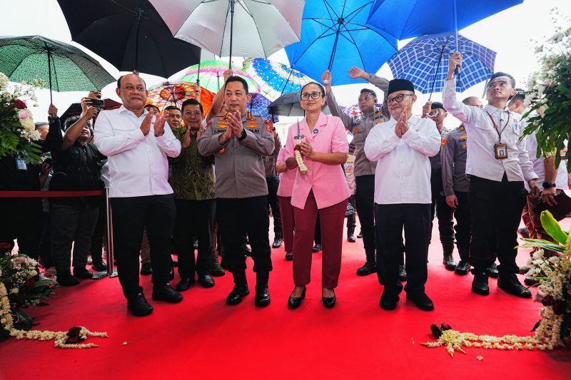 Kapolri Jenderal Pol Listyo Sigit Prabowo bersama Menteri Pendidikan Dasar Menengah Abdul Mu’ti, Kepala Badan Gizi Nasional Dadan Hindayana, dan Ketua Yayasan Kemala Bhayangkari Ny. Juliati Sigit Prabowo, meresmikan 20 Satuan Pelayanan Pemenuhan Gizi (SPPG), Senin (17/3)