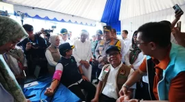 Kapolri Jenderal Pol. Listyo Sigit Prabowo bersama Menko PMK Pratikno, Menkes Budi Gunadi Sadikin, Panglima TNI Jenderal TNI Agus Subianto, dan Gubernur Jawa Barat Dedi Mulyadi mengecek layanan kesehatan di rest area KM 57 tol Jakarta-Cikampek, Karawang, Jawa Barat, Rabu (26/3/2025).-Divisi Humas Polri