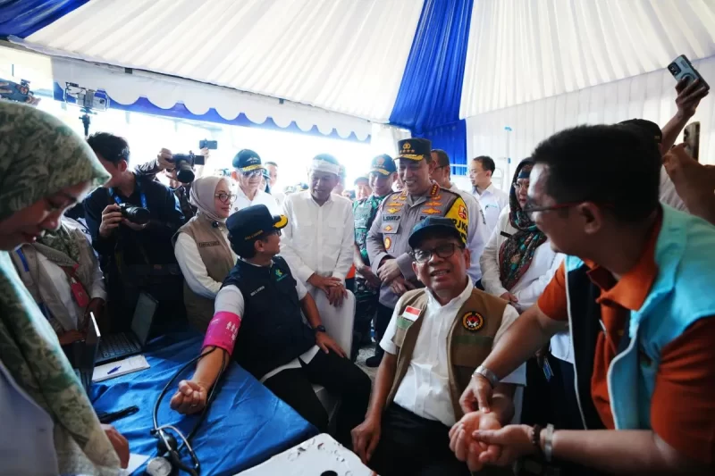 Kapolri Jenderal Pol. Listyo Sigit Prabowo bersama Menko PMK Pratikno, Menkes Budi Gunadi Sadikin, Panglima TNI Jenderal TNI Agus Subianto, dan Gubernur Jawa Barat Dedi Mulyadi mengecek layanan kesehatan di rest area KM 57 tol Jakarta-Cikampek, Karawang, Jawa Barat, Rabu (26/3/2025).-Divisi Humas Polri