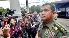 Kepala Staf TNI Angkatan Darat (KSAD) Jenderal TNI Maruli Simanjuntak menjawab pertanyaan wartawan saat dia ditemui di Istana Kepresidenan RI, Jakarta, Kamis (27/3/2025). ANTARA