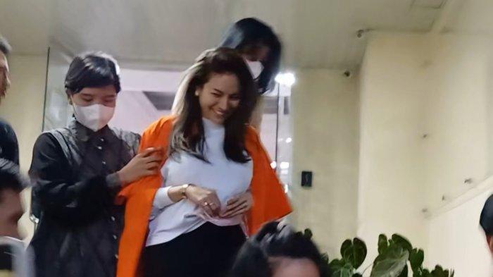 Nikita Mirzani Usai Diperiksa sebagai tersangka kasus dugaan pemerasan di Polda Metro Jaya, Selasa (4/3)