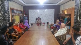Kapolsek Ciputat Timur, Kompol Bambang Askar Sodiq memberikan pembinaan kepada keenam pemuda pelaku perang sarung serta menghadirkan orang tua dan Ketua RT/RW setempat. (Foto: Humas PMJ)

