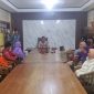 Kapolsek Ciputat Timur, Kompol Bambang Askar Sodiq memberikan pembinaan kepada keenam pemuda pelaku perang sarung serta menghadirkan orang tua dan Ketua RT/RW setempat. (Foto: Humas PMJ)

