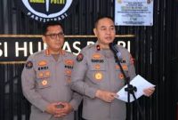 Kepala Biro Penerangan Masyarakat (Karopenmas) Divhumas Polri Brigjen Pol. Trunoyudo Wisnu Andiko (kanan) dengan didampingi Kabag Penum Ropenmas Divisi Humas Polri Kombes Pol. Erdi A. Chaniago (kiri) di Gedung Divisi Humas Polri, Jakarta Selatan, Selasa (18/3/2025). (Humas Polri)