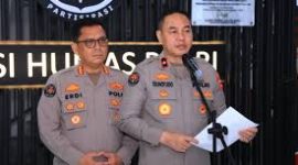 Kepala Biro Penerangan Masyarakat (Karopenmas) Divhumas Polri Brigjen Pol. Trunoyudo Wisnu Andiko (kanan) dengan didampingi Kabag Penum Ropenmas Divisi Humas Polri Kombes Pol. Erdi A. Chaniago (kiri) di Gedung Divisi Humas Polri, Jakarta Selatan, Selasa (18/3/2025). (Humas Polri)