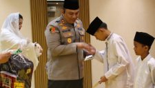 Kapolres Tanjung Priuk AKBP  Martuasah H. Tobing bersama anak-anak yatim piatu di Aula Presisi Polres Pelabuhan Tanjung Priok, Kamis, (13/3/2025). (Humas PMJ)