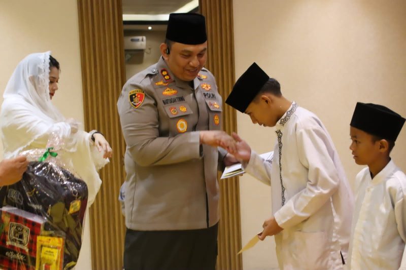 Kapolres Tanjung Priuk AKBP  Martuasah H. Tobing bersama anak-anak yatim piatu di Aula Presisi Polres Pelabuhan Tanjung Priok, Kamis, (13/3/2025). (Humas PMJ)