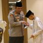 Kapolres Tanjung Priuk AKBP  Martuasah H. Tobing bersama anak-anak yatim piatu di Aula Presisi Polres Pelabuhan Tanjung Priok, Kamis, (13/3/2025). (Humas PMJ)
