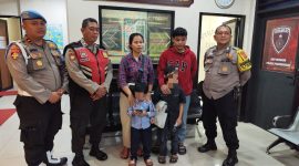 Kapolsek Pademangan, Kompol Immanuel Sinaga, bersama dua bocah yang sempat hilang dan kedua orang tua, berfoto bersama (Humas PMJ)