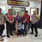 Kapolsek Pademangan, Kompol Immanuel Sinaga, bersama dua bocah yang sempat hilang dan kedua orang tua, berfoto bersama (Humas PMJ)