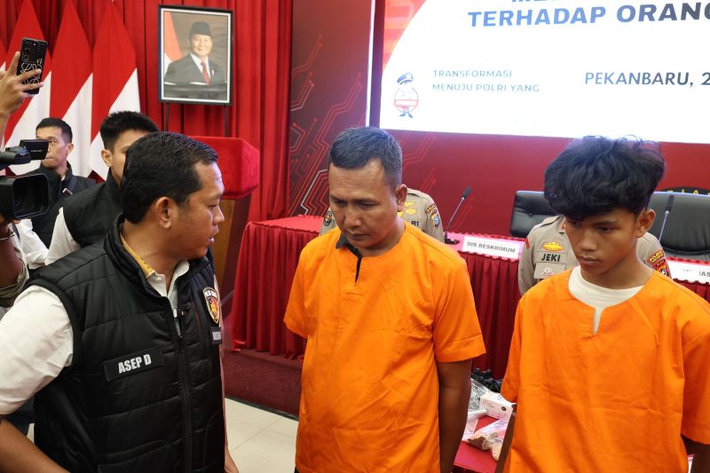 Direktur Ditreskrimum Polda Riau Kombes Pol Asep Darmawan bersama pelaku  dalam konferensi pers di Pekanbaru, Senin (21/4)