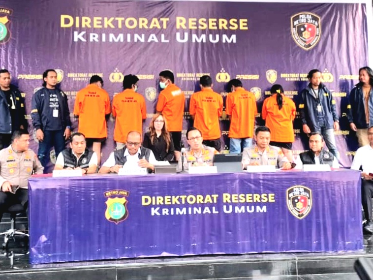 Dirreskrimum Polda Metro Jaya, Kombes Polisi Wira Tri Satya Triputra saat konferensi pers di Jakarta, Senin (21/4/2025).
