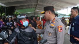 Komjen Pol Fadil Imran berdialog dengan sejumlah pemudik yang tengah menunggu giliran naik kapal di pelabuhan penyeberangan Bakauheni, Lampung Selatan, Kamis (3/4/2025). 