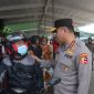Komjen Pol Fadil Imran berdialog dengan sejumlah pemudik yang tengah menunggu giliran naik kapal di pelabuhan penyeberangan Bakauheni, Lampung Selatan, Kamis (3/4/2025). 