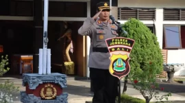 Kepala Kepolisian Resor Jembrana AKBP Kadek Citra Dewi Suparwarti memberikan arahan kepada ratusan anggotanya di Mapolres Jembrana, Bali, Senin (14/4/2025). ANTARA