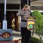 Kepala Kepolisian Resor Jembrana AKBP Kadek Citra Dewi Suparwarti memberikan arahan kepada ratusan anggotanya di Mapolres Jembrana, Bali, Senin (14/4/2025). ANTARA