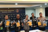 Konferensi pers di Direktorat Reserse Kriminal Umum (Ditreskrimum) Polda Metro Jaya, Jumat (25/4).
