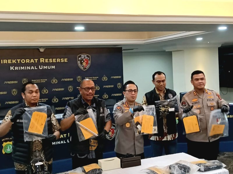 Konferensi pers di Direktorat Reserse Kriminal Umum (Ditreskrimum) Polda Metro Jaya, Jumat (25/4).