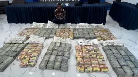 Tersangka M dan barang bukti 192 kilogram narkoba jenis sabu-sabu yang ditangkap oleh penyidik Dittipidnarkoba Bareskrim Polri. ANTARA