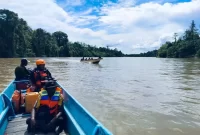 Petugas gabungan menyusuri Sungai Rawara, Distrik Moskona, Papua Barat dalam misi pencarian Iptu Tomi Samuel Marbun. (Istimewa)
