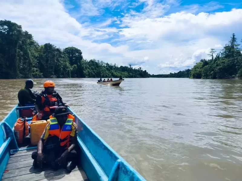 Petugas gabungan menyusuri Sungai Rawara, Distrik Moskona, Papua Barat dalam misi pencarian Iptu Tomi Samuel Marbun. (Istimewa)