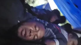 Caption foto : Tampak Ketua Komnas HAM Perwakilan Papua, Frits Ramandey saat berlindung saat kontak tembak (Foto: Capture video)