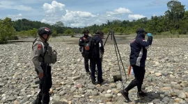 Anggota tim gabungan dalam Operasi AB Moskona 2025 melakukan olah tempat kejadian perkara (TKP) lokasi hilangnya Iptu Tomi Marbun di Distrik Moskona, Teluk Bintuni, Papua Barat. (Divisi Humas Polri)