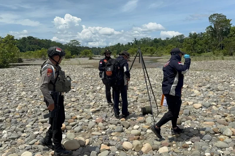 Anggota tim gabungan dalam Operasi AB Moskona 2025 melakukan olah tempat kejadian perkara (TKP) lokasi hilangnya Iptu Tomi Marbun di Distrik Moskona, Teluk Bintuni, Papua Barat. (Divisi Humas Polri)