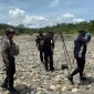 Anggota tim gabungan dalam Operasi AB Moskona 2025 melakukan olah tempat kejadian perkara (TKP) lokasi hilangnya Iptu Tomi Marbun di Distrik Moskona, Teluk Bintuni, Papua Barat. (Divisi Humas Polri)