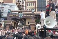 Aksi demo di depan Polres Metro Jakarta Timur menuntut tewasnya mahasiswa UKI, Kenzha Walewangko diusut tuntas, Jatinegara, Jakarta Timur, Jumat (21/3/2025). (tribunjakarta)