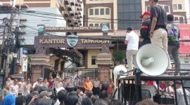 Aksi demo di depan Polres Metro Jakarta Timur menuntut tewasnya mahasiswa UKI, Kenzha Walewangko diusut tuntas, Jatinegara, Jakarta Timur, Jumat (21/3/2025). (tribunjakarta)