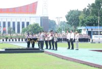 Upacara Pemberian Penghargaan kepada personel Polda Babel saat apel pagi yang digelar di Halaman Mapolda, Rabu (28/5) (Foto: Humas Polda Babel).