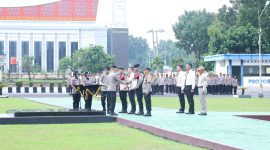 Upacara Pemberian Penghargaan kepada personel Polda Babel saat apel pagi yang digelar di Halaman Mapolda, Rabu (28/5) (Foto: Humas Polda Babel).