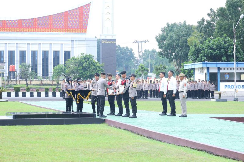 Upacara Pemberian Penghargaan kepada personel Polda Babel saat apel pagi yang digelar di Halaman Mapolda, Rabu (28/5) (Foto: Humas Polda Babel).