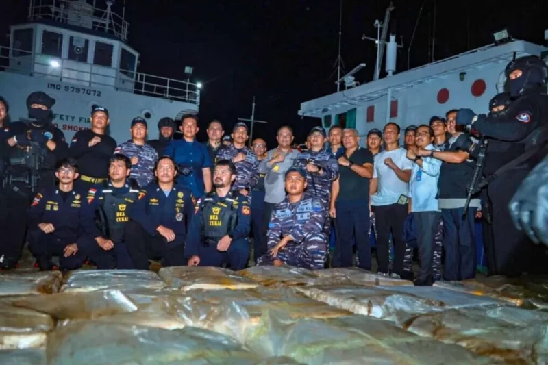 Kepala BNN Komjen Pol. Marthinus Hukom meninjau Kapal MT Sea Dragon Tarawa di dermaga Bea Cukai Batam Tanjung Uncang, Kepulauan Riau, Rabu (21/5/2025). (ant)