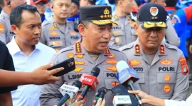 Kapolri Jenderal Pol. Listyo Sigit Prabowo dengan awak media di acara peringatan Hari Buruh di Lapangan Monas, Jakarta Pusat, Kamis (1/5/2025). (Divisi Humas Polri)