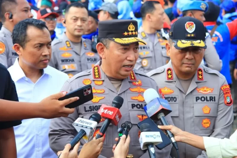 Kapolri Jenderal Pol. Listyo Sigit Prabowo dengan awak media di acara peringatan Hari Buruh di Lapangan Monas, Jakarta Pusat, Kamis (1/5/2025). (Divisi Humas Polri)