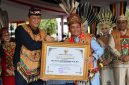 Gubernur Kalteng H. Agustiar Sabran menyerahkan langsung penghargaan kepada Kapolda Kalteng, Irjen Pol Iwan Kurniawan, atas keberhasilan jajarannya dalam mengungkap kasus narkoba di wilayah Lamandau, usai pelaksanaan upacara HUT Kalteng ke-68, di Halaman Kantor Gubernur, Jumat (23/5/2025).