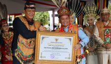 Gubernur Kalteng H. Agustiar Sabran menyerahkan langsung penghargaan kepada Kapolda Kalteng, Irjen Pol Iwan Kurniawan, atas keberhasilan jajarannya dalam mengungkap kasus narkoba di wilayah Lamandau, usai pelaksanaan upacara HUT Kalteng ke-68, di Halaman Kantor Gubernur, Jumat (23/5/2025).